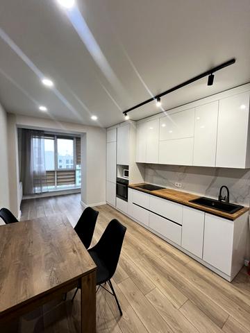 Студентська вул., 28