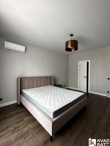 Володимира Івасюка вул., (Будинок)