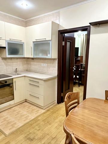 Макіївська вул., 8