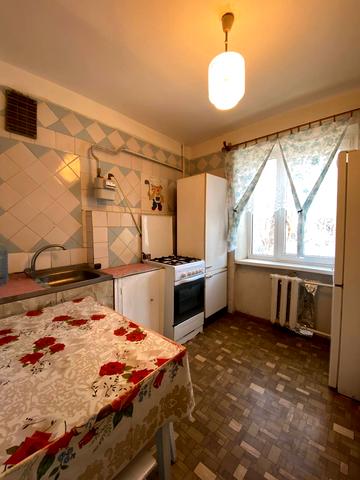 Космонавтів вул., 5