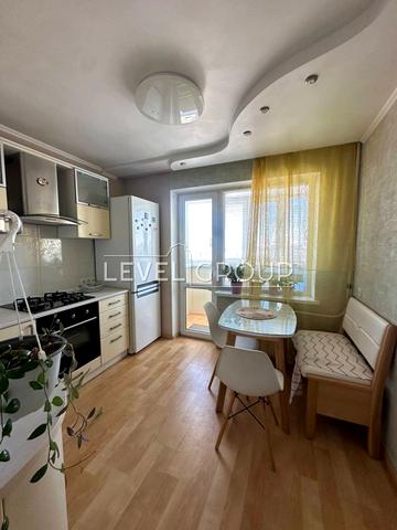 Оболонська пл. (Дружби Народів СРСР), 5