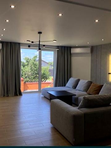 Яблунева вул., 27