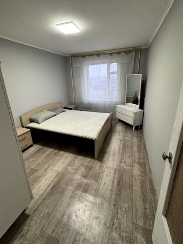 Менахем-Мендл Шнеєрсона вул. (Мініна), 1