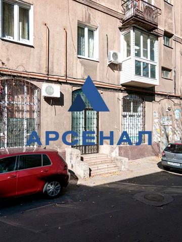 Фанатська вул., 13