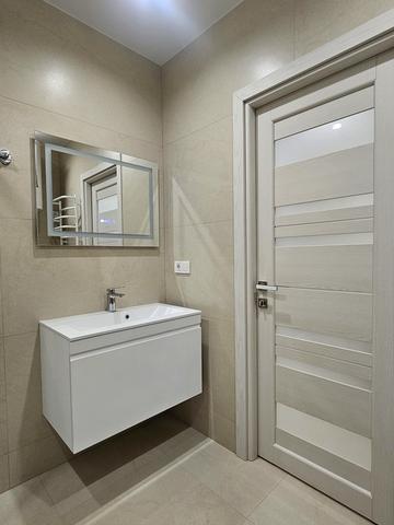 Степана Бандери вул. (Гагаріна), 1