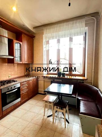 Авіаконструктора Антонова вул., 3