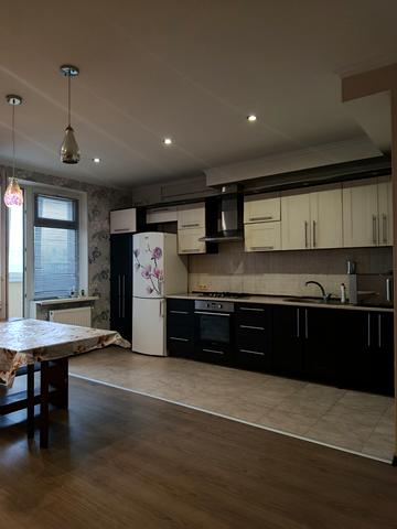 Академіка Сахарова вул., 36