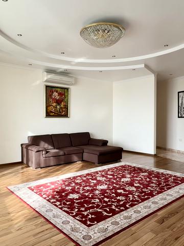 Літературна вул., 1а