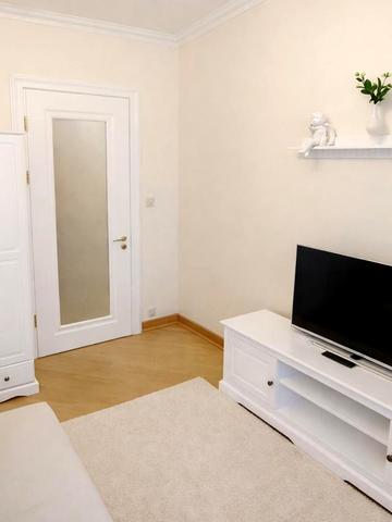 Квітнева вул., 10