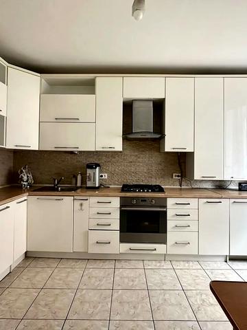 Залізнична вул., 2