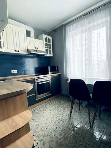 Срібнокільська вул., 14