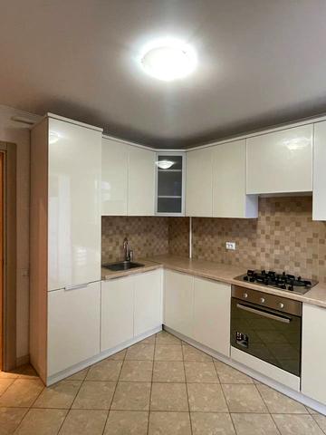 Молодіжна вул., (Будинок)