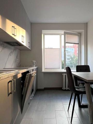 Вячеслава Чорновола просп. (), 93