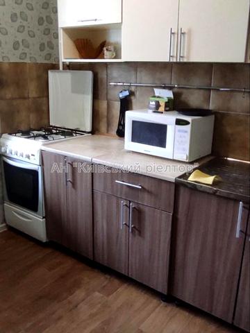 Полярна вул., 6