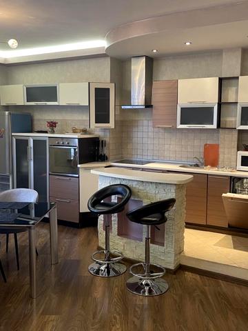 Вячеслава Чорновола вул., 25