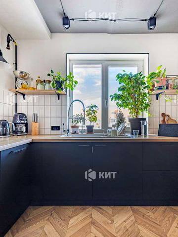 Домобудівельна вул., 11