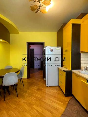 Дніпровська набережна вул., 19