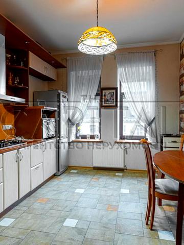 Богдана Хмельницького вул., 82