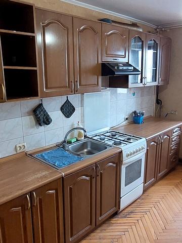 Тролейбусна вул., 18