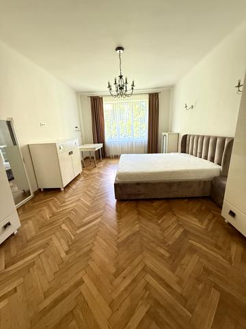 Азовська вул., 5