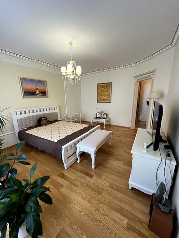 Володимира Івасюка вул., 7