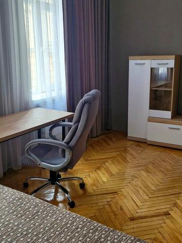 Академіка Володимира Гнатюка вул. (), 12