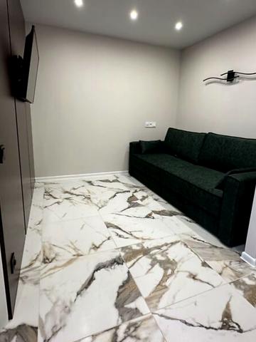 Менахем-Мендл Шнеєрсона вул. (Мініна), 1