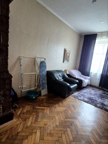 Ніжинська вул., 8