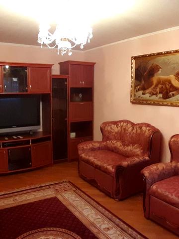 Святошинська площа, 1