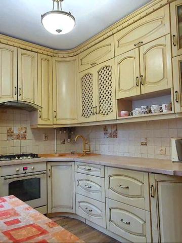 Монастирська вул. (Володарського), 2