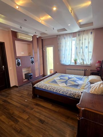 Анни Ахматової вул., 48