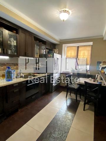 Василя Верховинця вул., 10