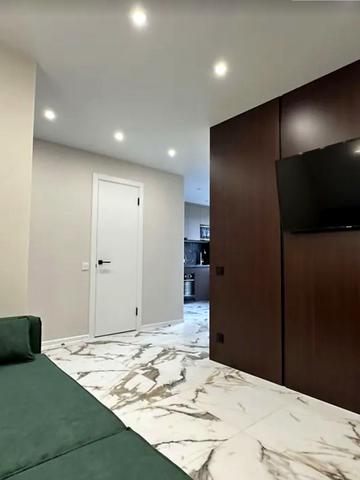 Менахем-Мендл Шнеєрсона вул. (Мініна), 1