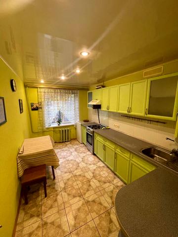 Космодромна вул., 4