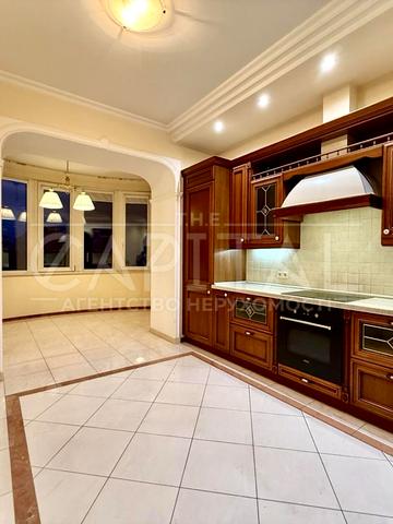 Володимира Івасюка просп. (Героїв Сталінграду), 4