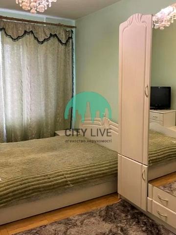 Тролейбусна вул., 11