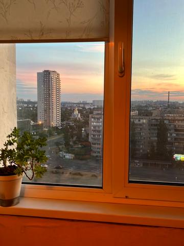 Оболонська пл. (Дружби Народів СРСР), 1