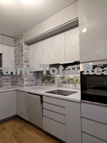 Анни Ахматової вул., 30