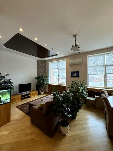 Дмитрівська вул., 66