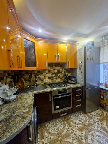 Космонавтів вул., 12