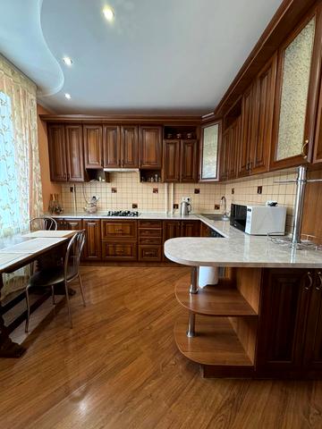 Будівельників вул., 1