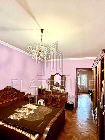 Печерський узвіз, 8