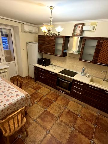 Валерія Лобановського вул., 18