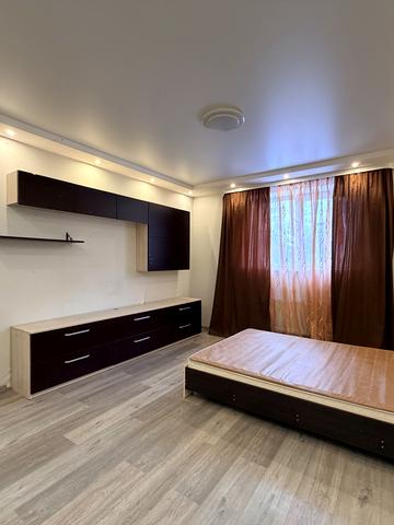 Джерельна вул., 8