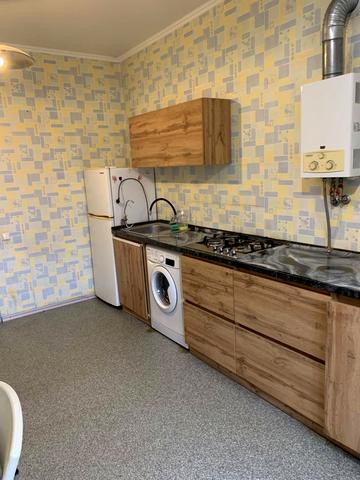 Захисників України пл. (Визволення), 3