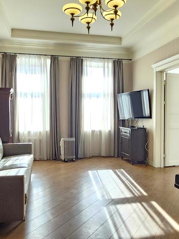 Бессарабська пл., 5