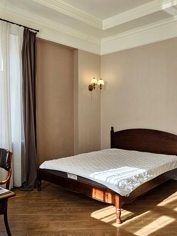 Бессарабська пл., 5