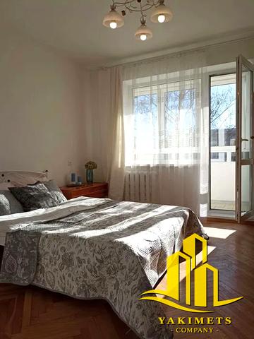 Олександра Довженка вул., 1