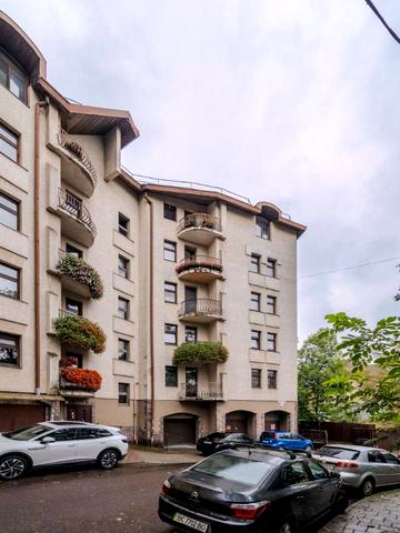 Іларіона Свєнціцького вул., 18