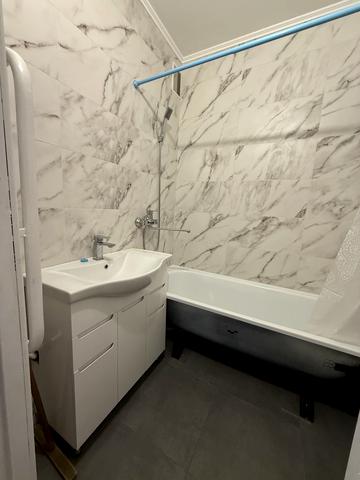 Анни Ахматової вул., 37